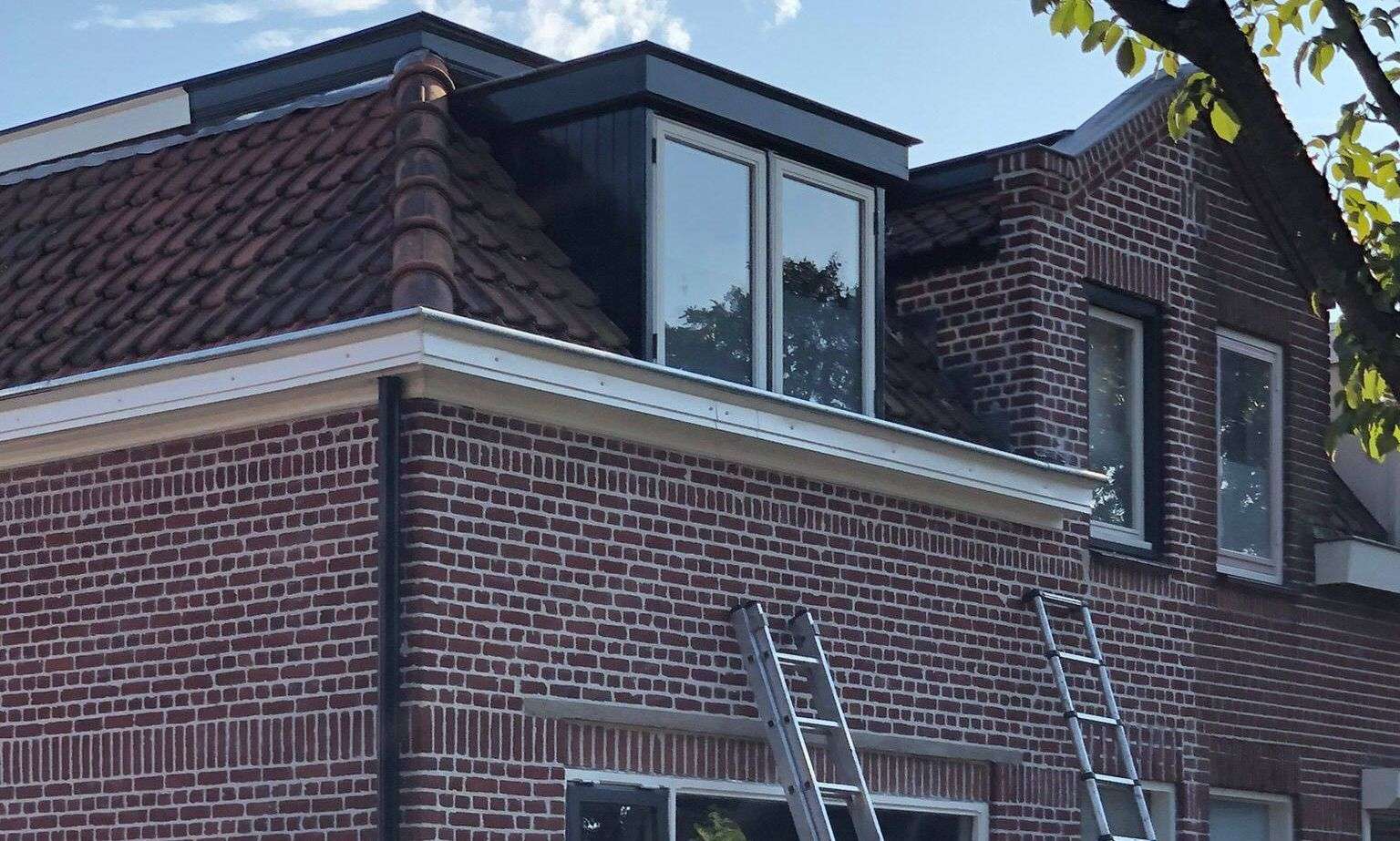 Met de ladden een dakgoot inspecteren in Bocholtz
