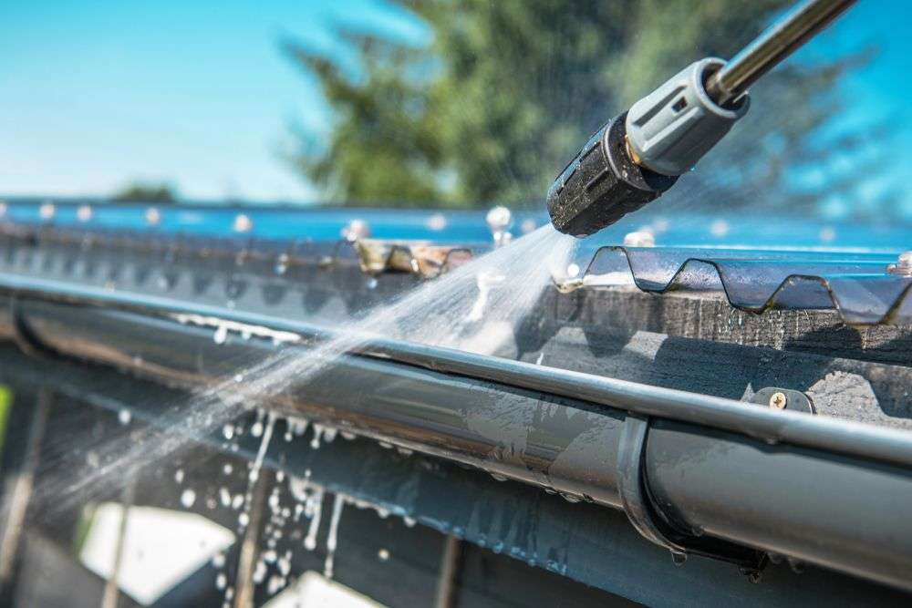 Reinigen van een dakgoot in Bocholtz