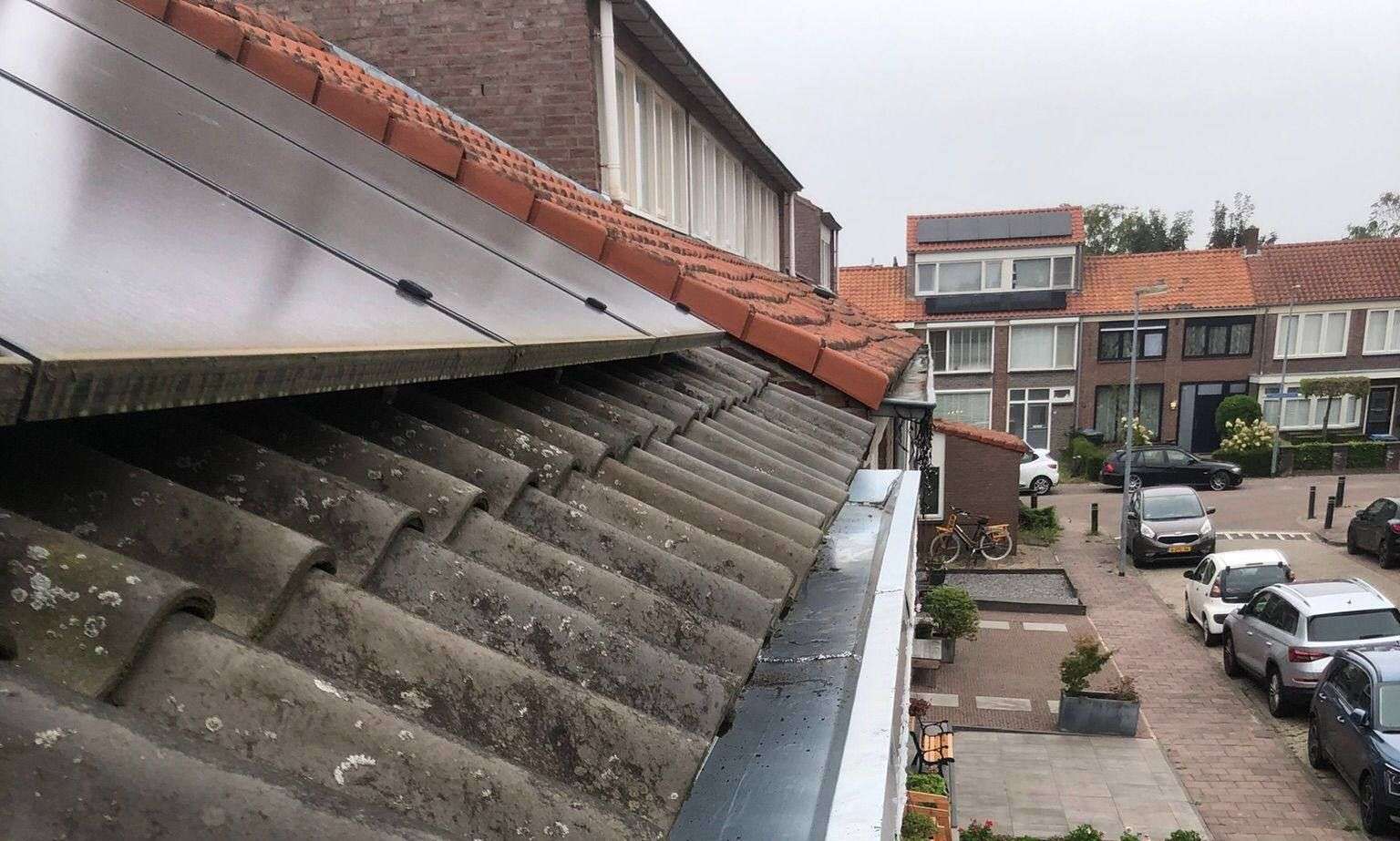 Zinken dakgoot onder pannendak